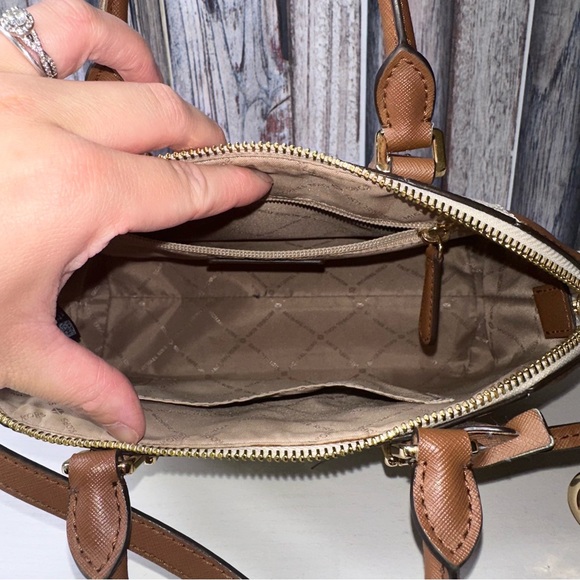 |EUC| MICHAEL KORS Sierra Vanilla Medium Leather Multi-Way Satchel - Picture 9 of 10